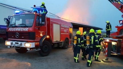 fw-hei-feuer-in-lagerhalle