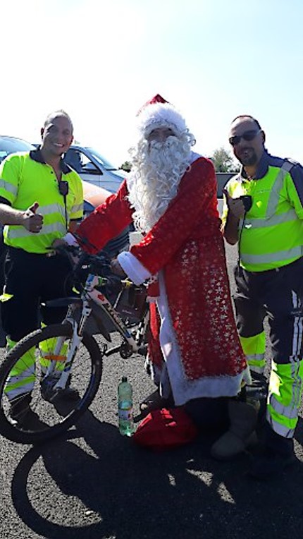 ASFINAG: Radfahrer im Weihnachtsmann-Kostm auf der A 4 Ostautobahn gestoppt