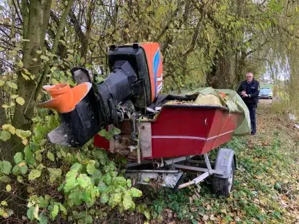 Die Polizei sucht den Besitzer dieses Anhängers mit einem Motorboot als Ladung