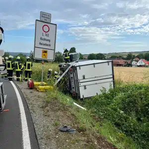 Der Transporter war auf die Seite gekippt.