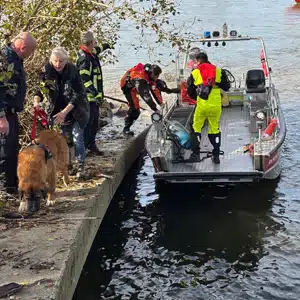 Feuerwehr Bonn rettet Hund aus dem Rhein